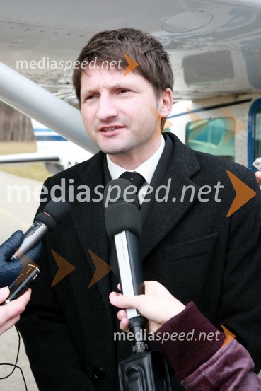 Andrej Gregorič, predsednik Letalskega centra MariborMilan Pogačnik, minister za kmetijstvo, gozdarstvo in prehrano obiskal Letalski center Maribor