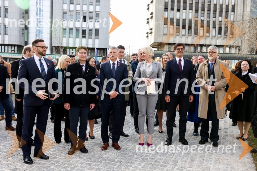  Andor Ferenc Dávid, madžarski veleposlanik v Sloveniji;  András Cser-Palkovics, župan, Székesfehérvár;  László Kövér, predsednik Državnega zbora Madžarske; mag. Urška Klakočar Zupančič, predsednica Državnega zbora RS, podpredsednica, Gibanje Svoboda;  Matjaž Rakovec, župan Mestne občine Kranj;  Marjan Cencen , veleposlanik Republike Slovenije na MadžarskemOdkritje madžarskega kipa v parku La Ciotat v Kranju
