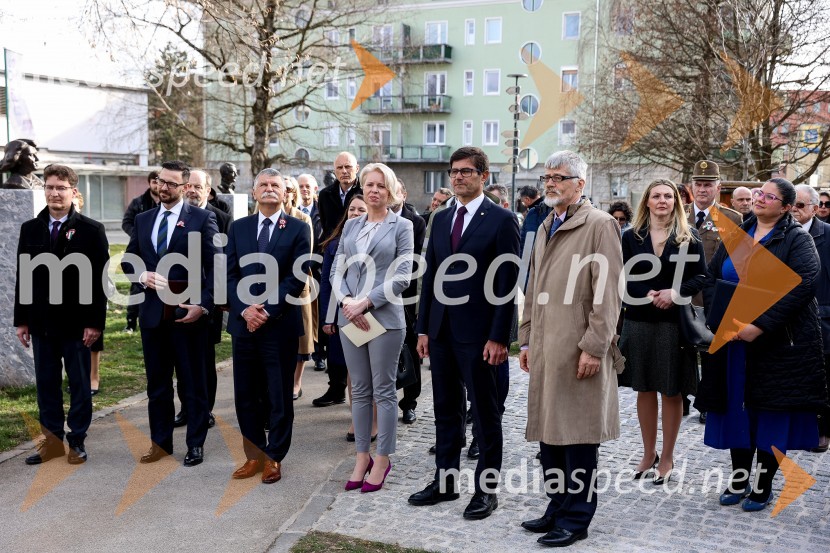  András Cser-Palkovics, župan, Székesfehérvár;  Andor Ferenc Dávid, madžarski veleposlanik v Sloveniji;  László Kövér, predsednik Državnega zbora Madžarske; mag. Urška Klakočar Zupančič, predsednica Državnega zbora RS, podpredsednica, Gibanje Svoboda;  Matjaž Rakovec, župan Mestne občine Kranj;  Marjan Cencen , veleposlanik Republike Slovenije na MadžarskemOdkritje madžarskega kipa v parku La Ciotat v Kranju