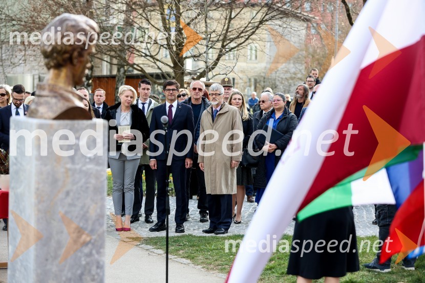 mag. Urška Klakočar Zupančič, predsednica Državnega zbora RS, podpredsednica, Gibanje Svoboda;  Matjaž Rakovec, župan Mestne občine Kranj;  Marjan Cencen , veleposlanik Republike Slovenije na MadžarskemOdkritje madžarskega kipa v parku La Ciotat v Kranju
