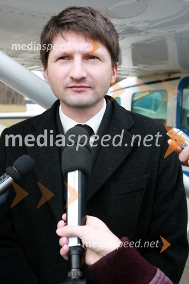 Andrej Gregorič, predsednik Letalskega centra MariborMilan Pogačnik, minister za kmetijstvo, gozdarstvo in prehrano obiskal Letalski center Maribor