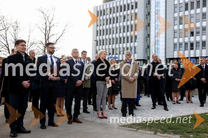  András Cser-Palkovics, župan, Székesfehérvár;  Andor Ferenc Dávid, madžarski veleposlanik v Sloveniji;  László Kövér, predsednik Državnega zbora Madžarske; mag. Urška Klakočar Zupančič, predsednica Državnega zbora RS, podpredsednica, Gibanje Svoboda;  Marjan Cencen , veleposlanik Republike Slovenije na MadžarskemOdkritje madžarskega kipa v parku La Ciotat v Kranju