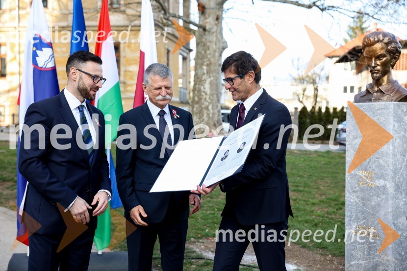  Andor Ferenc Dávid, madžarski veleposlanik v Sloveniji;  László Kövér, predsednik Državnega zbora Madžarske;  Matjaž Rakovec, župan Mestne občine KranjOdkritje madžarskega kipa v parku La Ciotat v Kranju