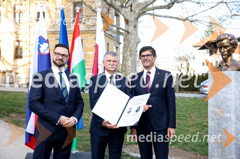  Andor Ferenc Dávid, madžarski veleposlanik v Sloveniji;  László Kövér, predsednik Državnega zbora Madžarske;  Matjaž Rakovec, župan Mestne občine KranjOdkritje madžarskega kipa v parku La Ciotat v Kranju