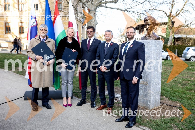  Marjan Cencen , veleposlanik Republike Slovenije na Madžarskem; mag. Urška Klakočar Zupančič, predsednica Državnega zbora RS, podpredsednica, Gibanje Svoboda;  Matjaž Rakovec, župan Mestne občine Kranj;  László Kövér, predsednik Državnega zbora Madžarske;  Andor Ferenc Dávid, madžarski veleposlanik v SlovenijiOdkritje madžarskega kipa v parku La Ciotat v Kranju