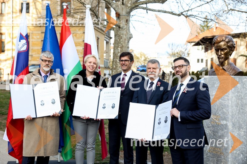  Marjan Cencen , veleposlanik Republike Slovenije na Madžarskem; mag. Urška Klakočar Zupančič, predsednica Državnega zbora RS, podpredsednica, Gibanje Svoboda;  Matjaž Rakovec, župan Mestne občine Kranj;  László Kövér, predsednik Državnega zbora Madžarske;  Andor Ferenc Dávid, madžarski veleposlanik v SlovenijiOdkritje madžarskega kipa v parku La Ciotat v Kranju