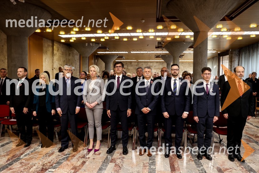  ... ;  ... ;  Marjan Cencen , veleposlanik Republike Slovenije na Madžarskem; mag. Urška Klakočar Zupančič, predsednica Državnega zbora RS, podpredsednica, Gibanje Svoboda;  Matjaž Rakovec, župan Mestne občine Kranj;  László Kövér, predsednik Državnega zbora Madžarske;  Andor Ferenc Dávid, madžarski veleposlanik v Sloveniji;  András Cser-Palkovics, župan, Székesfehérvár;  ... Odkritje madžarskega kipa v parku La Ciotat v Kranju