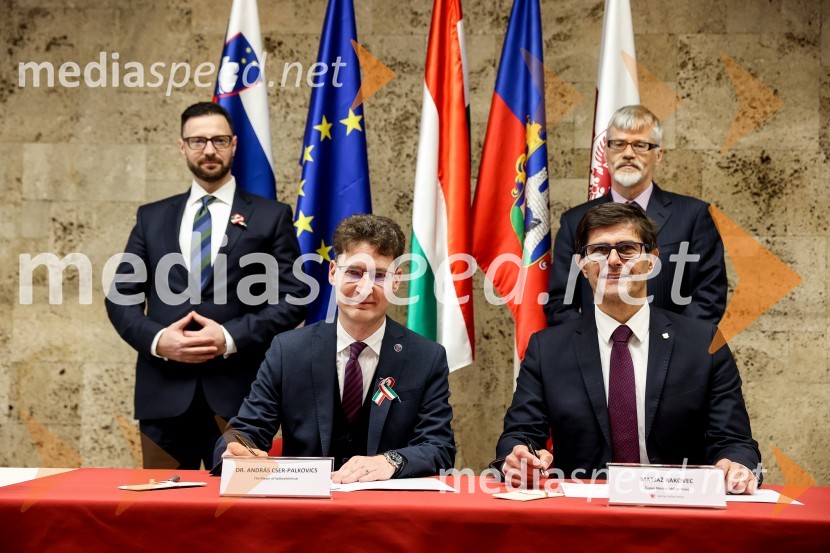  Andor Ferenc Dávid, madžarski veleposlanik v Sloveniji;  András Cser-Palkovics, župan, Székesfehérvár;  Matjaž Rakovec, župan Mestne občine Kranj;  Marjan Cencen , veleposlanik Republike Slovenije na MadžarskemOdkritje madžarskega kipa v parku La Ciotat v Kranju
