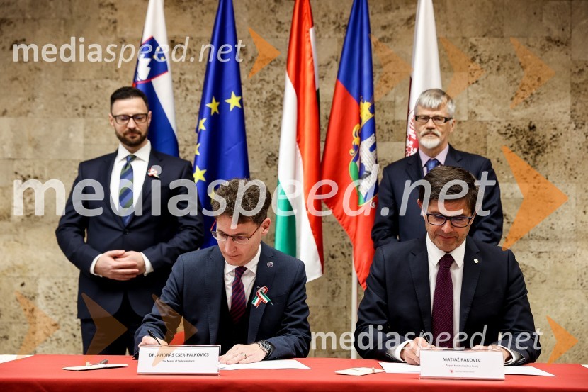  Andor Ferenc Dávid, madžarski veleposlanik v Sloveniji;  András Cser-Palkovics, župan, Székesfehérvár;  Matjaž Rakovec, župan Mestne občine Kranj;  Marjan Cencen , veleposlanik Republike Slovenije na MadžarskemOdkritje madžarskega kipa v parku La Ciotat v Kranju