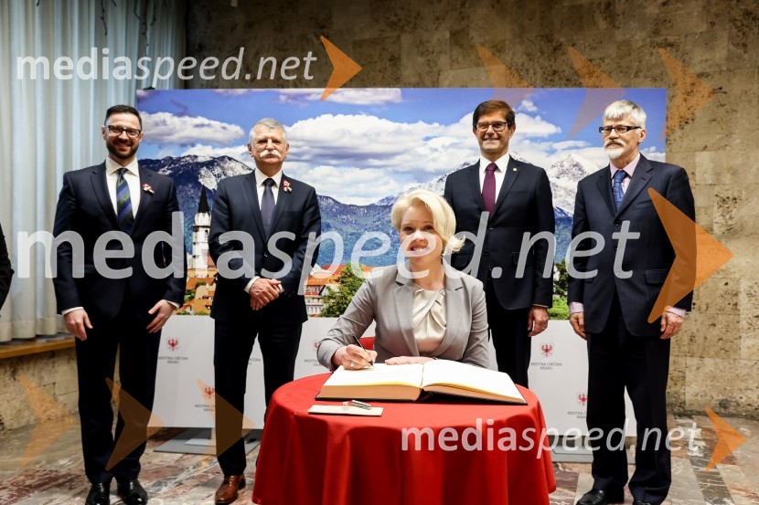  Andor Ferenc Dávid, madžarski veleposlanik v Sloveniji;  László Kövér, predsednik Državnega zbora Madžarske; mag. Urška Klakočar Zupančič, predsednica Državnega zbora RS, podpredsednica, Gibanje Svoboda;  Matjaž Rakovec, župan Mestne občine Kranj;  Marjan Cencen , veleposlanik Republike Slovenije na MadžarskemOdkritje madžarskega kipa v parku La Ciotat v Kranju