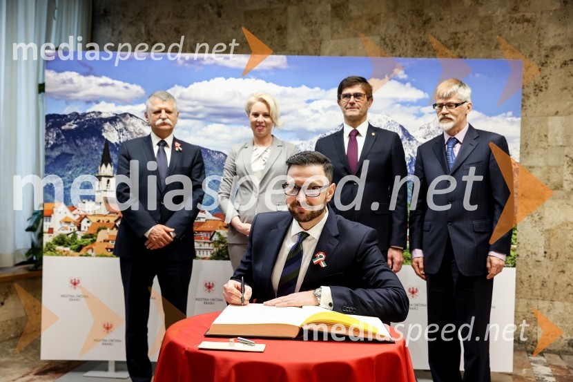  László Kövér, predsednik Državnega zbora Madžarske; mag. Urška Klakočar Zupančič, predsednica Državnega zbora RS, podpredsednica, Gibanje Svoboda;  Andor Ferenc Dávid, madžarski veleposlanik v Sloveniji;  Matjaž Rakovec, župan Mestne občine Kranj;  Marjan Cencen , veleposlanik Republike Slovenije na MadžarskemOdkritje madžarskega kipa v parku La Ciotat v Kranju