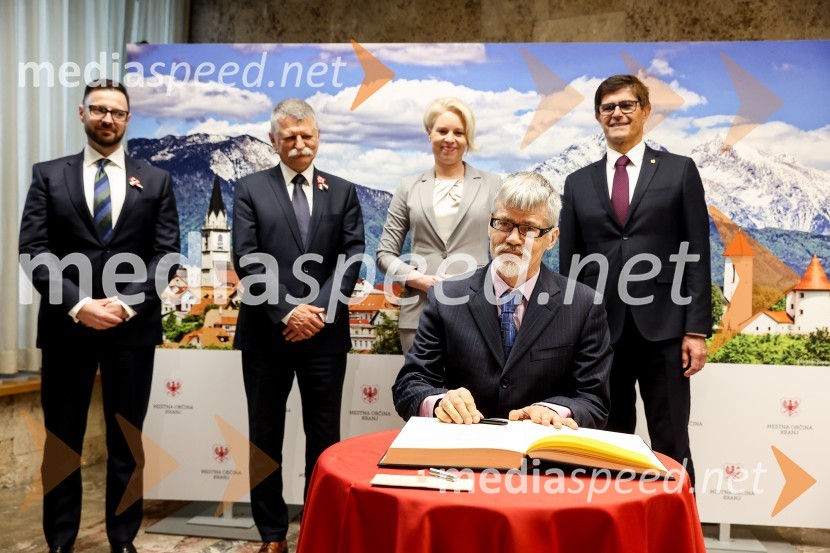  Andor Ferenc Dávid, madžarski veleposlanik v Sloveniji;  László Kövér, predsednik Državnega zbora Madžarske; mag. Urška Klakočar Zupančič, predsednica Državnega zbora RS, podpredsednica, Gibanje Svoboda;  Marjan Cencen , veleposlanik Republike Slovenije na Madžarskem;  Matjaž Rakovec, župan Mestne občine KranjOdkritje madžarskega kipa v parku La Ciotat v Kranju