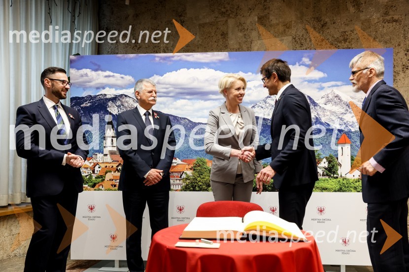  Andor Ferenc Dávid, madžarski veleposlanik v Sloveniji;  László Kövér, predsednik Državnega zbora Madžarske; mag. Urška Klakočar Zupančič, predsednica Državnega zbora RS, podpredsednica, Gibanje Svoboda;  Matjaž Rakovec, župan Mestne občine Kranj;  Marjan Cencen , veleposlanik Republike Slovenije na MadžarskemOdkritje madžarskega kipa v parku La Ciotat v Kranju