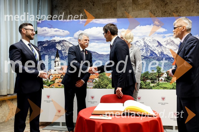  Andor Ferenc Dávid, madžarski veleposlanik v Sloveniji;  László Kövér, predsednik Državnega zbora Madžarske;  Matjaž Rakovec, župan Mestne občine Kranj;  Marjan Cencen , veleposlanik Republike Slovenije na MadžarskemOdkritje madžarskega kipa v parku La Ciotat v Kranju