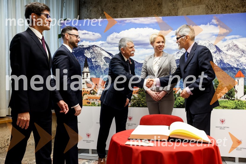  Matjaž Rakovec, župan Mestne občine Kranj;  Andor Ferenc Dávid, madžarski veleposlanik v Sloveniji;  László Kövér, predsednik Državnega zbora Madžarske; mag. Urška Klakočar Zupančič, predsednica Državnega zbora RS, podpredsednica, Gibanje Svoboda;  Marjan Cencen , veleposlanik Republike Slovenije na MadžarskemOdkritje madžarskega kipa v parku La Ciotat v Kranju