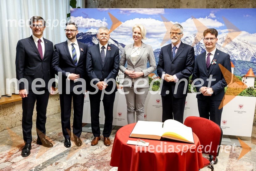  Matjaž Rakovec, župan Mestne občine Kranj;  Andor Ferenc Dávid, madžarski veleposlanik v Sloveniji;  László Kövér, predsednik Državnega zbora Madžarske; mag. Urška Klakočar Zupančič, predsednica Državnega zbora RS, podpredsednica, Gibanje Svoboda;  Marjan Cencen , veleposlanik Republike Slovenije na Madžarskem;  András Cser-Palkovics, župan, SzékesfehérvárOdkritje madžarskega kipa v parku La Ciotat v Kranju