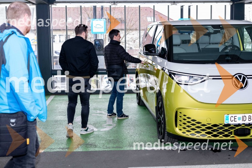  Primož Škerl, novinar;  Andrej Krajnc, novinar;  Boštjan Temlin, snemalec RTV SlovenijaCitycentrov 17. rojstni dan, novinarska konferenca