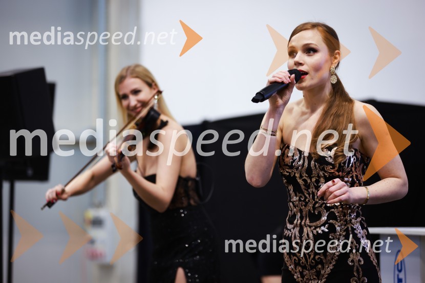  Flora Ema Lotrič, pevkaDaihen Varstroj, slavnostno odprtje nove proizvodne hale