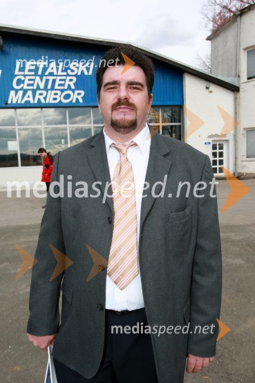 Darko Kralj, vodja obrambe proti toči, Letalski center MariborMilan Pogačnik, minister za kmetijstvo, gozdarstvo in prehrano obiskal Letalski center Maribor