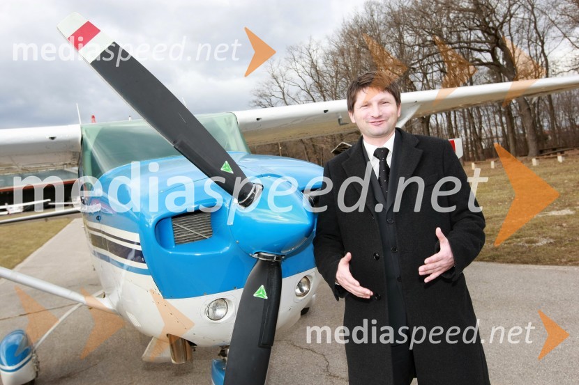 Andrej Gregorič, predsednik Letalskega centra MariborMilan Pogačnik, minister za kmetijstvo, gozdarstvo in prehrano obiskal Letalski center Maribor