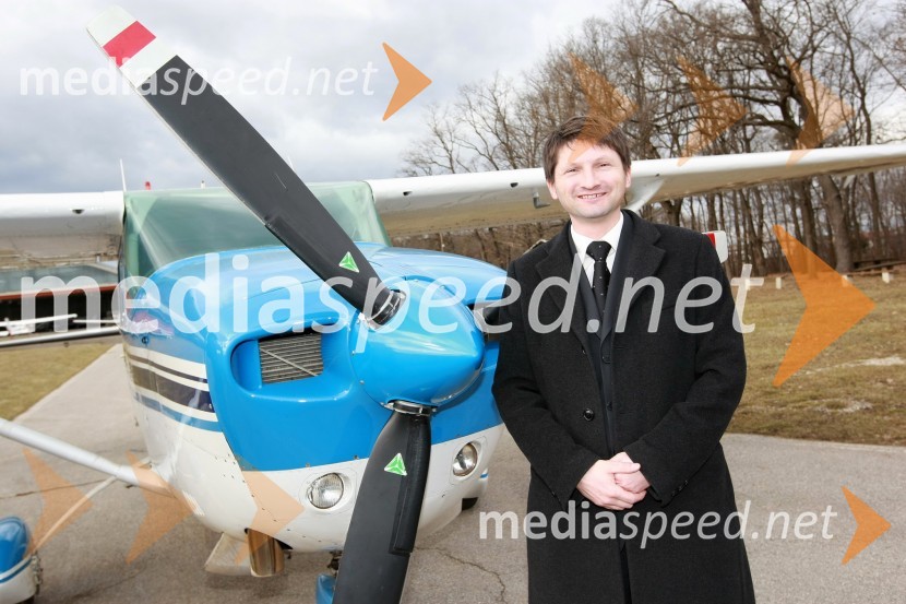 Andrej Gregorič, predsednik Letalskega centra MariborMilan Pogačnik, minister za kmetijstvo, gozdarstvo in prehrano obiskal Letalski center Maribor