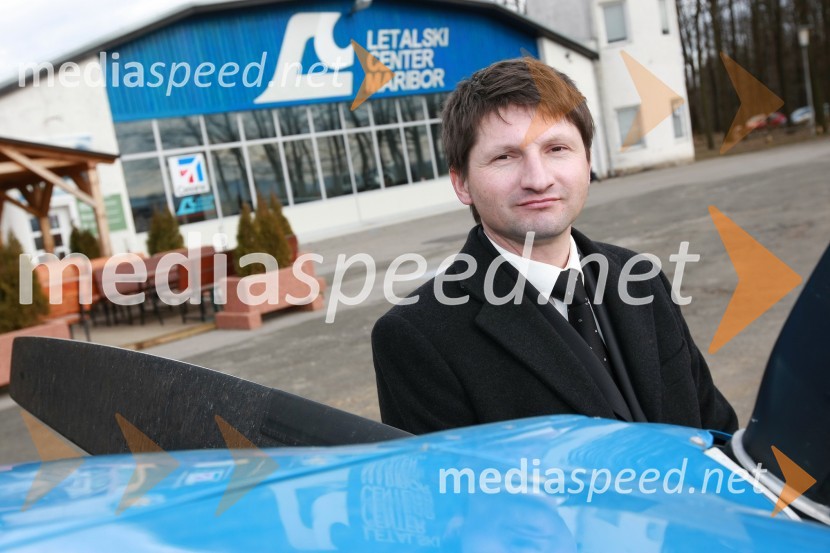 Andrej Gregorič, predsednik Letalskega centra MariborMilan Pogačnik, minister za kmetijstvo, gozdarstvo in prehrano obiskal Letalski center Maribor