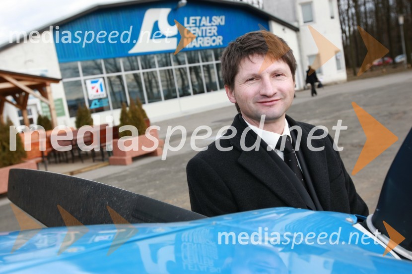 Andrej Gregorič, predsednik Letalskega centra MariborMilan Pogačnik, minister za kmetijstvo, gozdarstvo in prehrano obiskal Letalski center Maribor