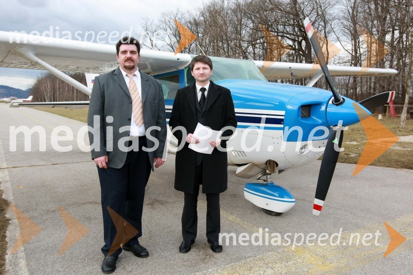 Darko Kralj, vodja obrambe proti toči, Letalski center Maribor in Andrej Gregorič, predsednik Letalskega centra MariborMilan Pogačnik, minister za kmetijstvo, gozdarstvo in prehrano obiskal Letalski center Maribor