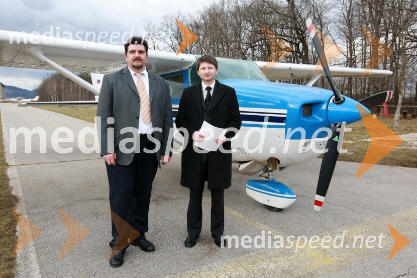 Darko Kralj, vodja obrambe proti toči, Letalski center Maribor in Andrej Gregorič, predsednik Letalskega centra MariborMilan Pogačnik, minister za kmetijstvo, gozdarstvo in prehrano obiskal Letalski center Maribor