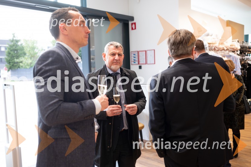  Marko Ninčević, generalni direktor podjetja Lisca;  Srečko Ocvirk, župan občine Sevnica;  Dari Južna,  lastnik podjetja LiscaOtvoritev nove Liscine prodajalne