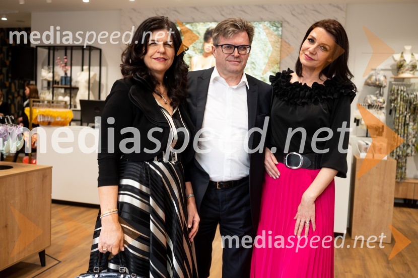  Vesna Južna, lastnica podjetja Lisca;  Dari Južna,  lastnik podjetja Lisca;  Tamara Busar, vodja projektov v marketingu, LiscaOtvoritev nove Liscine prodajalne