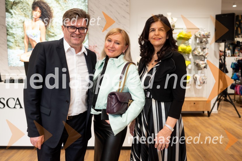  Dari Južna,  lastnik podjetja Lisca;  Vladimira Tomšič, direktorica, Zdravstveni dom Sevnica;  Vesna Južna, lastnica podjetja LiscaOtvoritev nove Liscine prodajalne