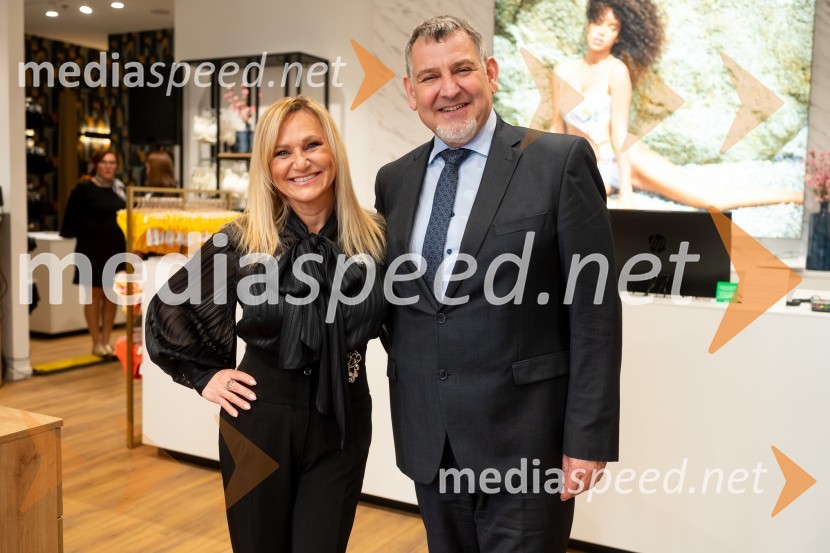  Nuša Derenda, pevka;  Srečko Ocvirk, župan občine SevnicaOtvoritev nove Liscine prodajalne