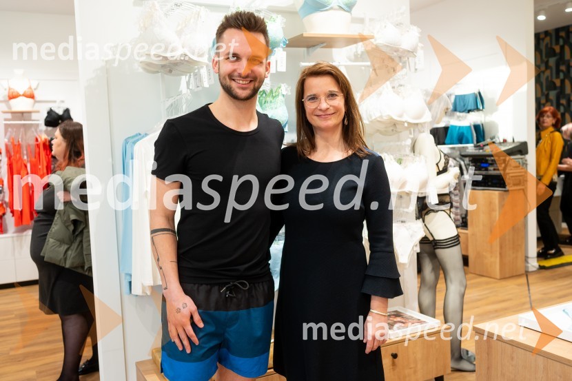  Blaž Brudar, maneken;  Urška Čopar, vodja prodaje za Slovenijo, LiscaOtvoritev nove Liscine prodajalne