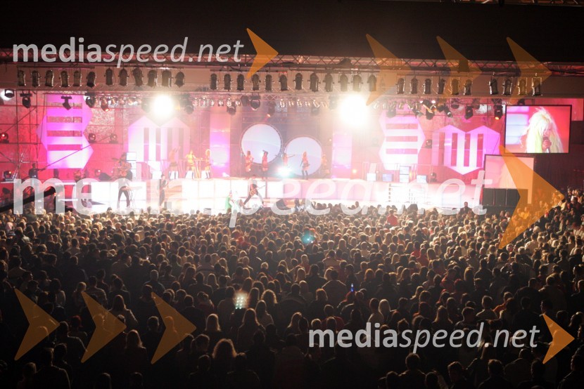 Alya, pevka (Alja Omladič) med nastopomSRF - Slovensi radijski festival 2005