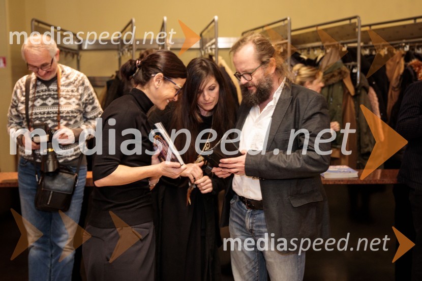  Simona  Belle, služba za stike z javnostmi MGL;  Ana Horvat Dolinar, igralka;  Sebastijan Horvat, režiserLunapark, premiera drame