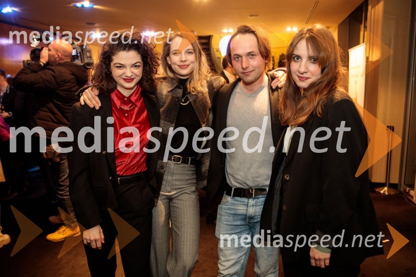  Diana  Kolenc, igralka;  Klara Kuk, igralka, manekenka;  ... ;  Mojca Madon, režiserkaLunapark, premiera drame