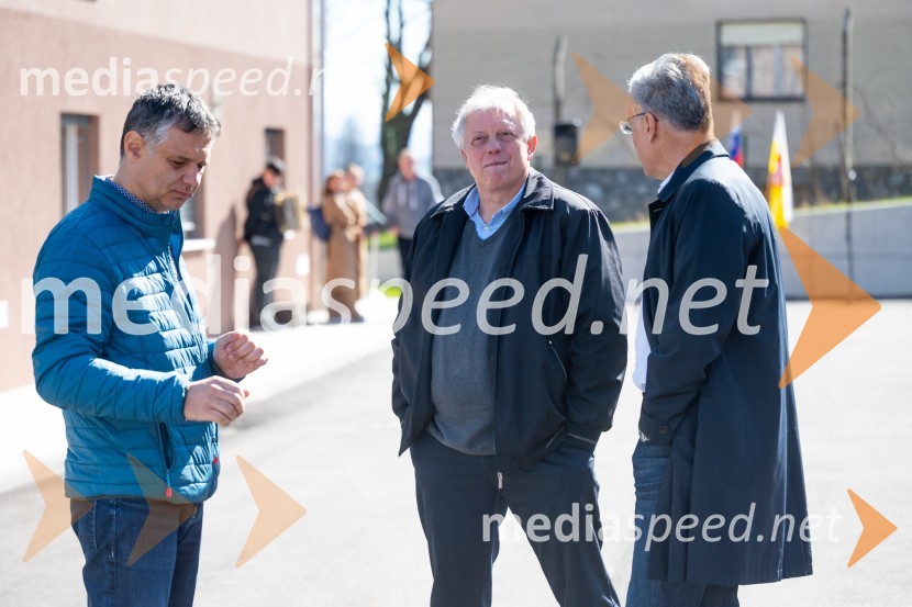  Aleksander Marguč, direktor, GMI d.o.o.;  Tomaž Rihtaršič, direktor, Stanovanjsko podjetje Konjice d.o.o; mag. Črtomir Remec, direktor Stanovanjskega sklada RSV Slovenskih Konjicah slovesna otvoritev 11 novih najemnih stanovanj SSRS