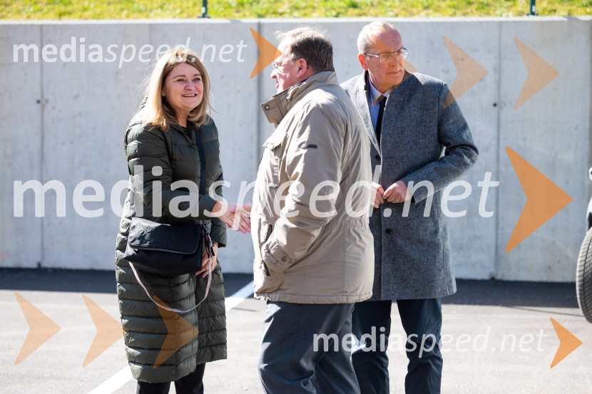  Breda Obrez Preskar, izvršna direktorica Celjski sejem d.d.;  Bojan Podkrajšek, poslanec SDS;  Darko Ratajc, župan, občina Slovenske KonjiceV Slovenskih Konjicah slovesna otvoritev 11 novih najemnih stanovanj SSRS