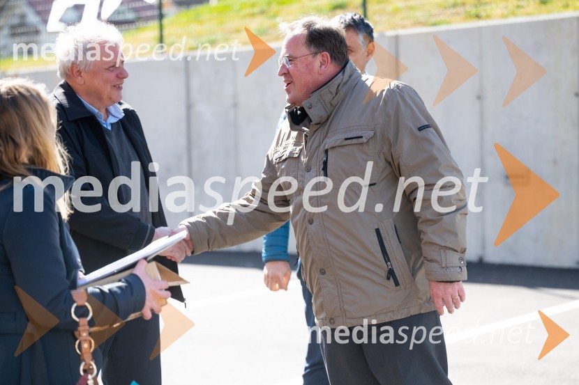  Tomaž Rihtaršič, direktor, Stanovanjsko podjetje Konjice d.o.o;  Bojan Podkrajšek, poslanec SDSV Slovenskih Konjicah slovesna otvoritev 11 novih najemnih stanovanj SSRS