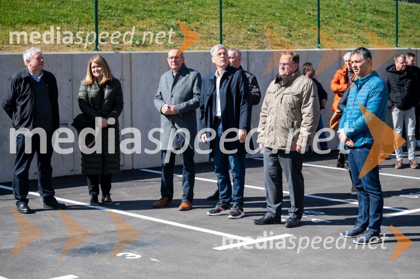  Tomaž Rihtaršič, direktor, Stanovanjsko podjetje Konjice d.o.o;  Breda Obrez Preskar, izvršna direktorica Celjski sejem d.d.;  Darko Ratajc, župan, občina Slovenske Konjice; mag. Črtomir Remec, direktor Stanovanjskega sklada RS;  Bojan Podkrajšek, poslanec SDS;  Aleksander Marguč, direktor, GMI d.o.o.V Slovenskih Konjicah slovesna otvoritev 11 novih najemnih stanovanj SSRS