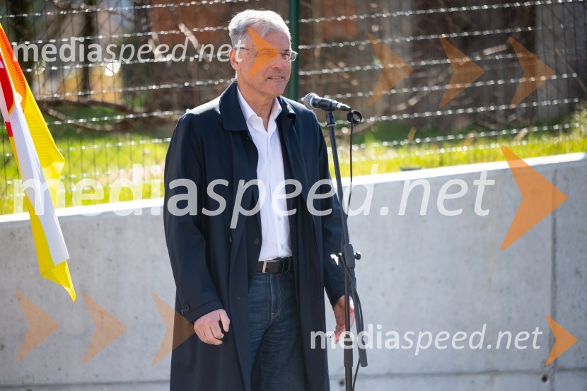 mag. Črtomir Remec, direktor Stanovanjskega sklada RSV Slovenskih Konjicah slovesna otvoritev 11 novih najemnih stanovanj SSRS