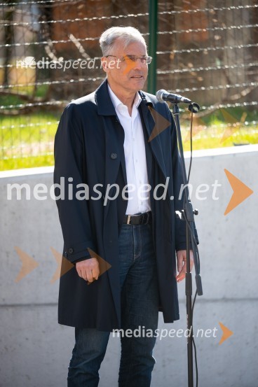 mag. Črtomir Remec, direktor Stanovanjskega sklada RSV Slovenskih Konjicah slovesna otvoritev 11 novih najemnih stanovanj SSRS