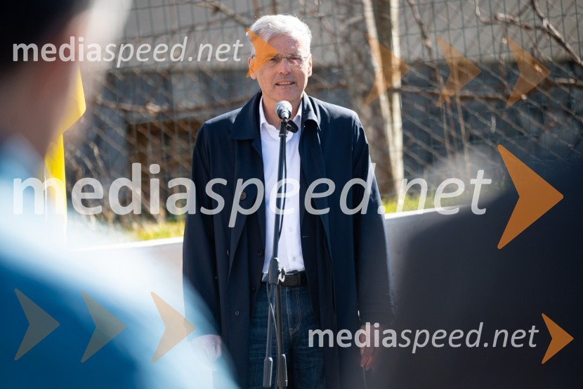 mag. Črtomir Remec, direktor Stanovanjskega sklada RSV Slovenskih Konjicah slovesna otvoritev 11 novih najemnih stanovanj SSRS