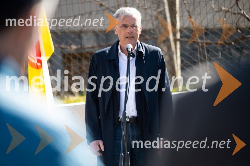 mag. Črtomir Remec, direktor Stanovanjskega sklada RSV Slovenskih Konjicah slovesna otvoritev 11 novih najemnih stanovanj SSRS