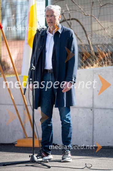 mag. Črtomir Remec, direktor Stanovanjskega sklada RSV Slovenskih Konjicah slovesna otvoritev 11 novih najemnih stanovanj SSRS