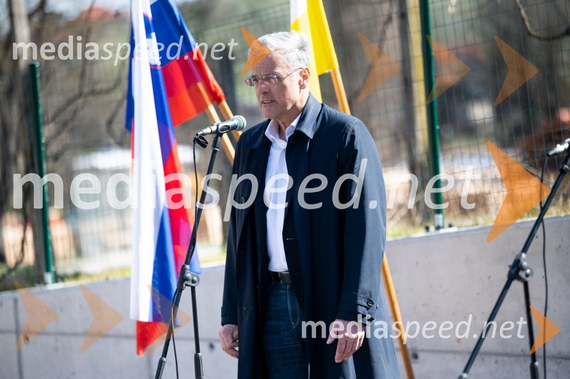 mag. Črtomir Remec, direktor Stanovanjskega sklada RSV Slovenskih Konjicah slovesna otvoritev 11 novih najemnih stanovanj SSRS