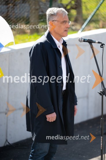 mag. Črtomir Remec, direktor Stanovanjskega sklada RSV Slovenskih Konjicah slovesna otvoritev 11 novih najemnih stanovanj SSRS