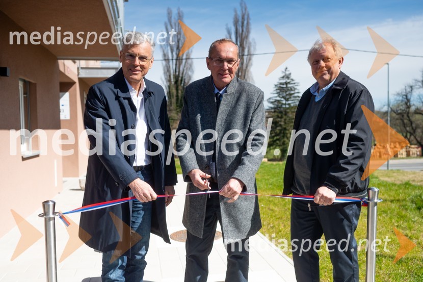 mag. Črtomir Remec, direktor Stanovanjskega sklada RS;  Darko Ratajc, župan, občina Slovenske Konjice;  Tomaž Rihtaršič, direktor, Stanovanjsko podjetje Konjice d.o.oV Slovenskih Konjicah slovesna otvoritev 11 novih najemnih stanovanj SSRS