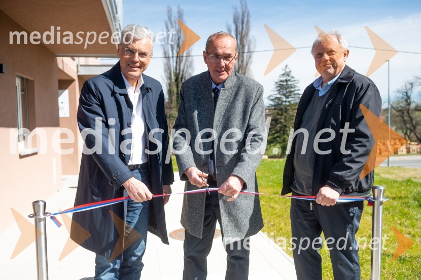 mag. Črtomir Remec, direktor Stanovanjskega sklada RS;  Darko Ratajc, župan, občina Slovenske Konjice;  Tomaž Rihtaršič, direktor, Stanovanjsko podjetje Konjice d.o.oV Slovenskih Konjicah slovesna otvoritev 11 novih najemnih stanovanj SSRS